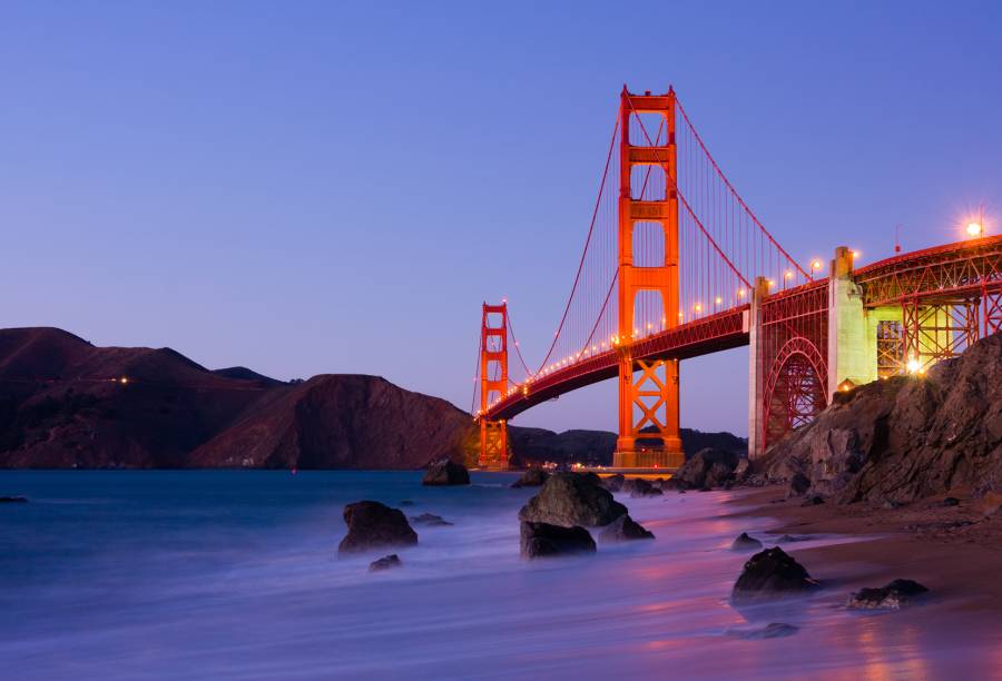 <strong>San Francisco – 5 noites – US$ 1836</strong><br /><br />São cinco noites de hospedagem no hotel Holiday Inn Fisherman’s Wharf, em apartamento duplo, durante a viagem por <a href="https://viajeaqui.abril.com.br/cidades/estados-unidos-san-francisco" rel="San Francisco">San Francisco</a>, nos <a href="https://viajeaqui.abril.com.br/paises/estados-unidos" rel="Estados Unidos">Estados Unidos</a>. O pacote ainda conta com passagem aérea Delta, em classe econômica, seguro-viagem e city pass com as principais atrações da cidade: a California Academy of Sciences; passeio de barco de 1 hora sob a Golden Gate Bridge, Ilha de Alcatraz, Angel Island State Park e a orla de São Francisco; Aquarium of the Bay; San Francisco Museum of Modern Art; Exploration ou Young Museum and Legion Honor e passeios ilimitados nos bondes.<br /><br /><strong>Quando:</strong> saídas de São Paulo ou do Rio de Janeiro, de 10 de março a 8 de dezembro<br /><strong>Pagamento:</strong> parcelado em até 12 vezes no cartão Visa, sem juros<br /><strong>Quem leva:</strong> a <strong>Trade Tours</strong> (11/3257-9788, 21/2240-8500, <a href="https://www.tradetours.com.br/">www.tradetours.com.br</a>) 