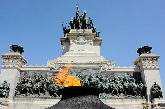 No Parque da Independência, o fotojornalista Eduardo Andreassi registrou o Monumento José Bonifâncio: "esse fogo deu um charme todo especial", opina o autor da imagem No Parque da Independência, o fotojornalista Eduardo Andreassi registrou o Monumento José Bonifâncio: "esse fogo deu um charme todo especial", opina o autor da imagem
