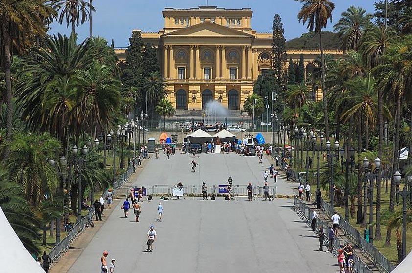 Eduardo Andreassi ainda fotografou a fachada do Museu do Ipiranga, que atualmente está fechado para reformas