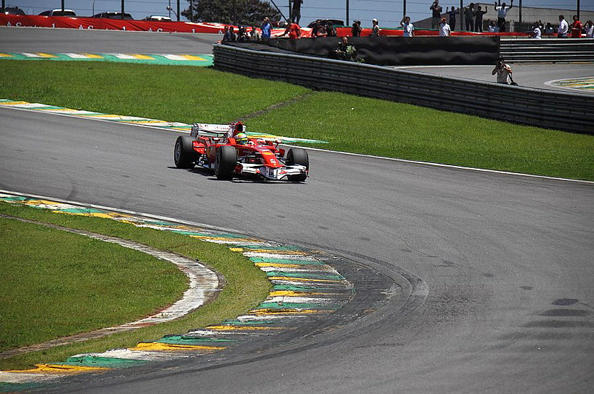 "Em Interlagos, me sinto em casa. Gostosa e inexplicável a sensação de estar em um local que nomes como Fittipaldi, Piquet e Senna fizeram história", escreve o fotojornalista Eduardo Andreassi, que enviou a foto acima