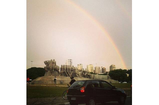 O Monumento às Bandeiras, um símbolo da capital paulista, ganhou cor na foto com o arco-íris, feita por Eliene Soares Dos Reis O Monumento às Bandeiras, um símbolo da capital paulista, ganhou cor na foto com o arco-íris, feita por Eliene Soares Dos Reis