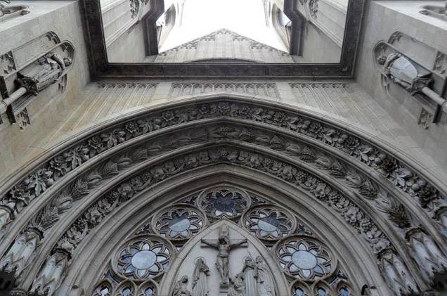 Um dos lugares favoritos de Flávia Araújo César é a Catedral da Sé. Ela escreve que, apesar de não ser católica, sempre que passa pelo centro da cidade entra na catedral para imegir-se na tranquilidade em meio um agito sem fim em seu entorno. "Sua grandeza continua me encantando até hoje!". Na foto, toda a grandeza da fachada da igreja Um dos lugares favoritos de Flávia Araújo César é a Catedral da Sé. Ela escreve que, apesar de não ser católica, sempre que passa pelo centro da cidade entra na catedral para imegir-se na tranquilidade em meio um agito sem fim em seu entorno. "Sua grandeza continua me encantando até hoje!". Na foto, toda a grandeza da fachada da igreja