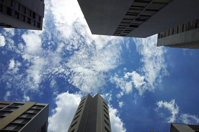 Márcia Rossi enviou três fotos de seus momentos especiais na cidade de São Paulo: o primeiro é o céu azul da capital, fotografado a partir de uma espreguiçadeira da piscina de um prédio próximo à Avenida Paulista Márcia Rossi enviou três fotos de seus momentos especiais na cidade de São Paulo: o primeiro é o céu azul da capital, fotografado a partir de uma espreguiçadeira da piscina de um prédio próximo à Avenida Paulista