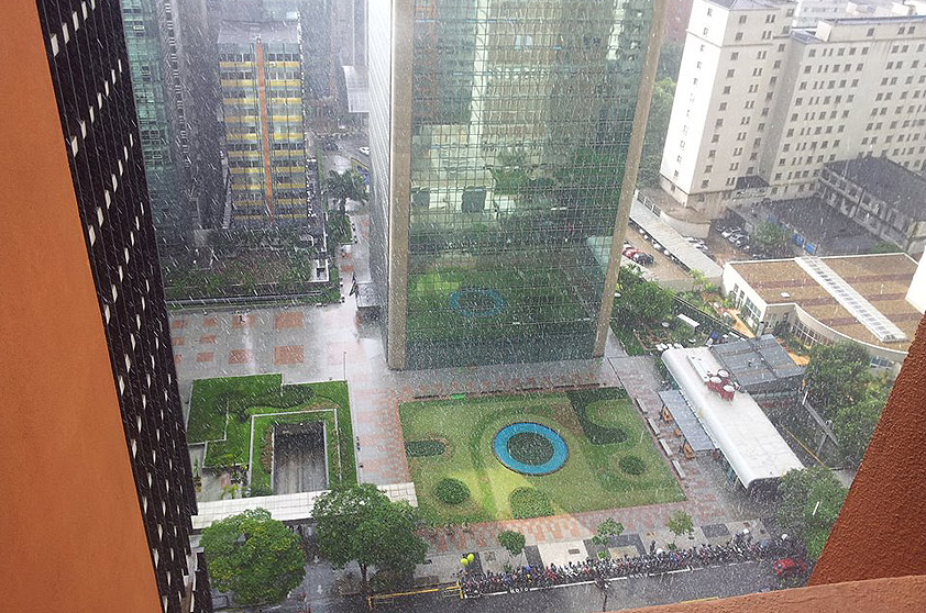 O segundo momento fotografado por Márcia Rossi é uma chuva de verão com Sol no chafariz da Rua Ministro Rocha Azevedo, também na região da Avenida Paulista