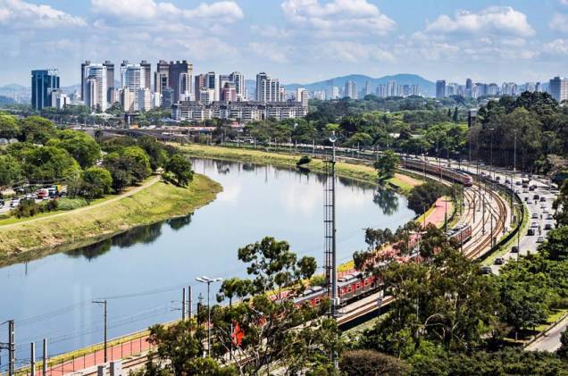 A vista da Marginal Pinheiros é bastante fotografada por funcionários da Editora Abril que trabalham na região. A Foto de Paulo Albergaria, designer da redação do Guia Quatro Rodas, é um dos registros A vista da Marginal Pinheiros é bastante fotografada por funcionários da Editora Abril que trabalham na região. A Foto de Paulo Albergaria, designer da redação do Guia Quatro Rodas, é um dos registros