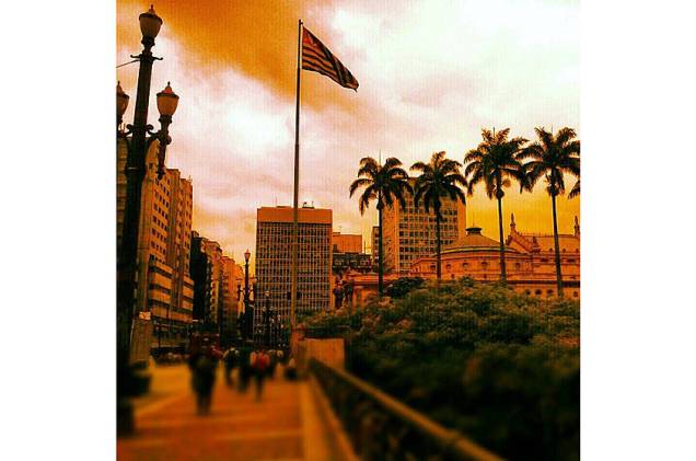 O Viaduto do Chá, no centro da capital paulista, ganhou cores de mate (:p) com o filtro usado na foto de Sofia Lobo O Viaduto do Chá, no centro da capital paulista, ganhou cores de mate (:p) com o filtro usado na foto de Sofia Lobo