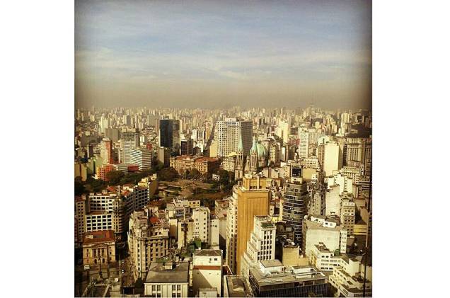 A vista aérea de São Paulo, com direito a uma cortina de poluição, típica da época de seca na cidade. Foto de Sofia Lobo A vista aérea de São Paulo, com direito a uma cortina de poluição, típica da época de seca na cidade. Foto de Sofia Lobo