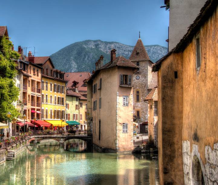 Para alguns a cidadezinha é conhecida como “a pequena <a href="https://viajeaqui.abril.com.br/cidades/italia-veneza" target="_blank">Veneza</a>”, pelos seus canais. A vista ao redor também é marca registrada, os alpes são visíveis de todo o canto e dependendo da época do ano estão cobertos de neve