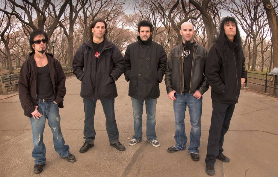 <strong>ANTHRAX</strong><br />      <br />      O Anthrax, uma das mais populares bandas da cena thrash metal dos anos 80, vem ao Brasil divulgar o elogiado álbum <em>Worship Music</em>. A banda <strong>Misfits</strong>, que surgiu em 1977 e criou o subgênero horror punk, e o grupo <strong>Torture Squad</strong> acompanham a turnê.            <strong>Onde e Quando: </strong>São Paulo, dia 27 de abril, no HSBC Brasil            <strong>Ingressos:</strong> site <a href="https://www.hsbcbrasil.com.br/shows_detalhe.asp?ID=370 " rel="HSBC Brasil" target="_blank">HSBC Brasil</a>