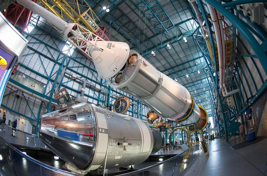 O foguete Saturn V, que levou o homem à Lua, é o grande destaque do galpão - para chegar ali, basta pegar o ônibus para fazer o tour de 2 a 3 horas de duração