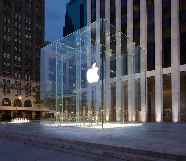 <a href="https://viajeaqui.abril.com.br/estabelecimentos/estados-unidos-nova-york-atracao-apple-store-fifth-avenue" rel="Apple Store – 5ª Avenida" target="_blank"><strong>Apple Store – 5ª Avenida</strong></a> <em>(767, 5th Avenue)</em>    O gigante cubo de vidro em um dos pontos mais movimentados da 5ª Avenida já é um ícone em Nova York. A loja fica no subsolo, onde muita gente vai só para “brincar” com as novidades da Apple