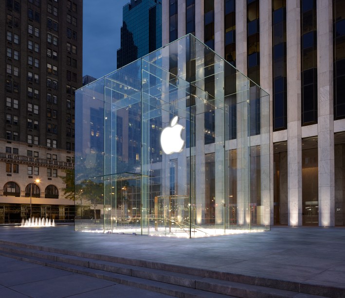O gigante cubo de vidro da Apple Store fica em um dos pontos mais movimentados da 5ª Avenida já é um ícone em <a href="https://viajeaqui.abril.com.br/cidades/estados-unidos-nova-york" rel="Nova York" target="_blank">Nova York</a>. A loja fica no subsolo, aonde muita gente vai só para “brincar” com as novidades da Apple            <a href="https://viajeaqui.abril.com.br/materias/lojas-pontos-turisticos-em-nova-york" rel="+ 15 lojas que são pontos turísticos em Nova York" target="_blank"><strong>+ 15 lojas que são pontos turísticos em Nova York</strong></a>