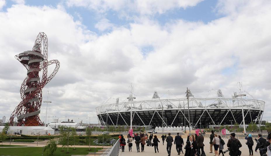 Um pouco mais a leste de tudo isso, o<strong> Parque Olímpico</strong> fez reviver a degradada região de Stratford. Se você quiser espiá-la antes dos Jogos, que começam em 27 de julho, busque o walking tour da<strong> Blue Badge Guides</strong> <em>(<a href="https://toursof2012sites.com" rel="toursof2012sites.com" target="_blank">toursof2012sites.com</a>)</em>, que sai diariamente às 11h da estação de metrô Bromley-by-Bow (linhas rosa e verde) e custa £ 9. No tour é possível conhecer o novo Estádio Olímpico, o Centro Aquático e a Vila Olímpica. Outra opção para ver de perto as obras é <strong>The View Tube </strong><em>(Marshgate Lane, <a href="https://theviewtube.co.uk" rel=" theviewtube.co.uk" target="_blank">theviewtube.co.uk</a>; 9h/4h30)</em>, um observatório construído sobre contêineres. Na foto, você vê o Estádio e o ArcelorMittal Orbit, uma escultura de aço que deve ficar lá permanentemente, mesmo após o evento esportivo.