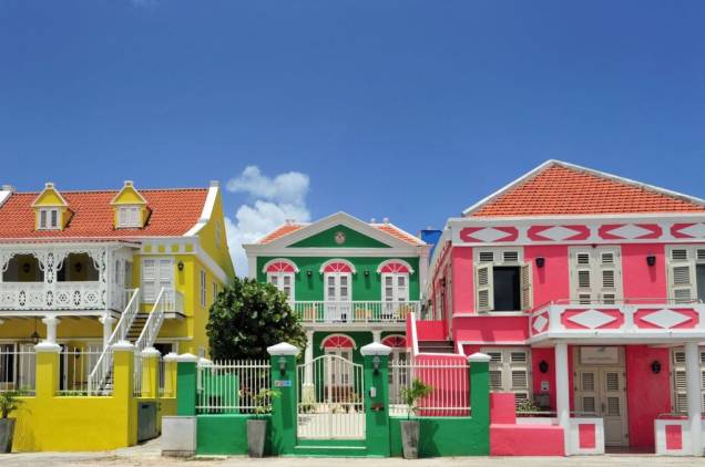 Uma das características marcantes em Curaçao é seu casario colorido com inspiração europeia Uma das características marcantes em Curaçao é seu casario colorido com inspiração europeia