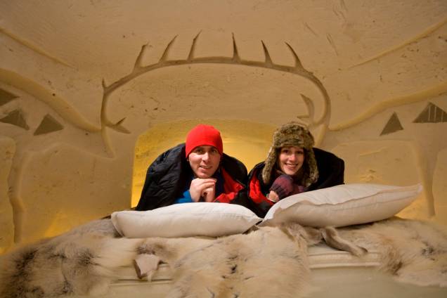 O Arctic Snow Hotel, em Rovaniemi, Finlândia, é uma divertida forma de hospedagem, onde a temperatura do quarto fica sempre em torno dos 5 graus negativos O Arctic Snow Hotel, em Rovaniemi, Finlândia, é uma divertida forma de hospedagem, onde a temperatura do quarto fica sempre em torno dos 5 graus negativos