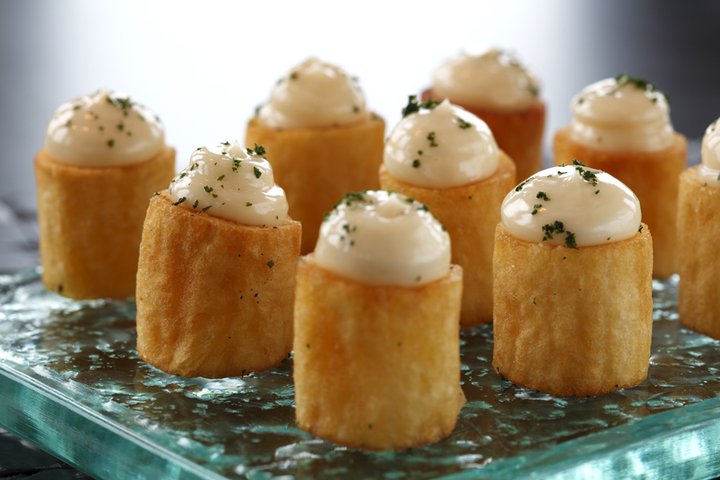 As batatas bravas são aperitivos populares dos bares na Espanha. Elas são cozidas e depois fritas, além do molho. Este mesmo tira gosto é um dos principais pratos do <a href="https://viajeaqui.abril.com.br/estabelecimentos/br-sp-sao-paulo-restaurante-arola-vintetres-hotel-tivoli-sao-paulo-mofarrej" rel="Arola Vintetres">Arola Vintetres</a>