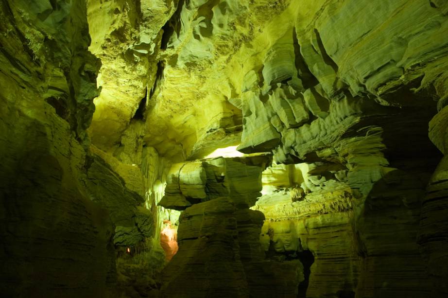 <strong>Gruta da Lapinha em Lagoa Santa</strong><br />  Apenas 15 quilômetros separam o Aeroporto de Confins de <a href="https://viajeaqui.abril.com.br/cidades/br-mg-lagoa-santa" rel="Lagoa Santa" target="_blank">Lagoa Santa</a>. A cidadezinha tem atrações que ficam no caminho para a <a href="https://viajeaqui.abril.com.br/cidades/br-mg-serra-do-cipo" rel="Serra do Cipó" target="_self">Serra do Cipó</a>, como a <a href="https://viajeaqui.abril.com.br/estabelecimentos/br-mg-lagoa-santa-atracao-gruta-da-lapinha" rel="Gruta da Lapinha" target="_self">Gruta da Lapinha</a>: em um passeio de 40 minutos, o guia explica os diversos tipos de formações calcárias, a exemplo das vistosas estalactites, estalagmites e colunas. São 15 galerias e 511 metros de extensão, sob uma temperatura ambiente de 20ºC. <em>Acesso pelo km 44 da MG-010 para Serra do Cipó, 31/3661-8671</em>