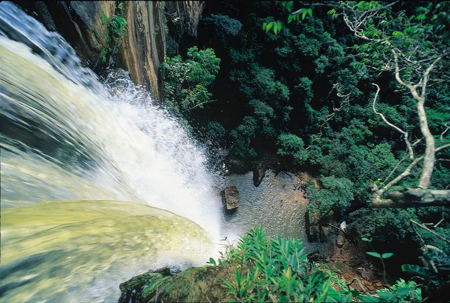 <strong>Parque Nacional da Serra do Cipó</strong><br />    Várias pousadinhas simples e bem charmosas se espalham às margens da MG-010. A região da <a href="https://viajeaqui.abril.com.br/cidades/br-mg-serra-do-cipo" rel="Serra do Cipó" target="_self">Serra do Cipó</a> abriga um <a href="https://viajeaqui.abril.com.br/estabelecimentos/br-mg-serra-do-cipo-atracao-parque-nacional-da-serra-do-cipo" rel="Parque Nacional" target="_self">Parque Nacional</a> repleto de cachoeiras e trilhas, importante santuário da flora brasileira. A melhor época para conhecer as belezas naturais do parque é de abril a novembro, período de seca que facilita o cruzamento de rios. <em>Acesso pelo km 95 da MG-010 (ao lado da ponte sobre o Rio Cipó), mais 3 km em estrada de terra até o centro de visitantes, onde os carros ficam estacionados</em>