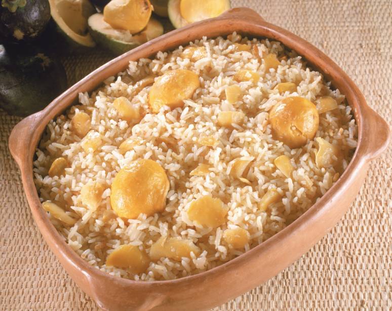 <strong>Arroz com pequi</strong> O frutinho amarelo, símbolo do estado, dá cor e sabor característicos a boa parte dos pratos típicos. Geralmente cozido com arroz e frango, o pequi pode ser acrescido às receitas em polpa ou inteiro. Neste último caso, deve ser consumido com cautela: é preciso roê-lo com cuidado e, em hipótese alguma, mordê-lo. Cheio de espinhos, seu caroço pode, facilmente, machucar a boca dos desavisados <strong>Arroz com pequi</strong> O frutinho amarelo, símbolo do estado, dá cor e sabor característicos a boa parte dos pratos típicos. Geralmente cozido com arroz e frango, o pequi pode ser acrescido às receitas em polpa ou inteiro. Neste último caso, deve ser consumido com cautela: é preciso roê-lo com cuidado e, em hipótese alguma, mordê-lo. Cheio de espinhos, seu caroço pode, facilmente, machucar a boca dos desavisados