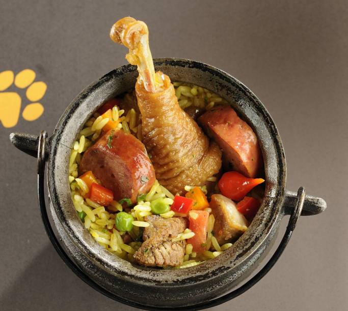 <strong>Arroz-de-puta-rica </strong>É um prato encontrado nos restaurante de comida goiana, feito com carnes defumadas. De tão famoso veio para cardápios paulistanos também, como o <a href="https://bardadonaonca.com.br/" target="_blank" rel="noopener">Bar da Dona Onça</a> (foto), uma receita da chef Janaína Rueda <strong>Arroz-de-puta-rica </strong>É um prato encontrado nos restaurante de comida goiana, feito com carnes defumadas. De tão famoso veio para cardápios paulistanos também, como o <a href="https://bardadonaonca.com.br/" target="_blank" rel="noopener">Bar da Dona Onça</a> (foto), uma receita da chef Janaína Rueda