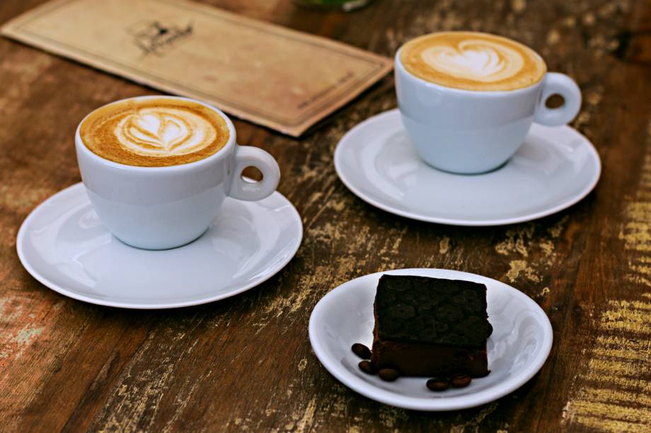 <strong>Artesanilo Café Bistrô:</strong> 2 cappuccinos (R$ 8,00) ou 1 cappuccino + 1 Fudge (R$9,00) <strong>Artesanilo Café Bistrô:</strong> 2 cappuccinos (R$ 8,00) ou 1 cappuccino + 1 Fudge (R$9,00)