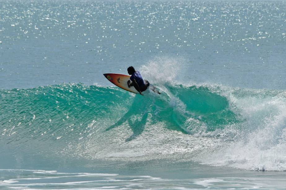 As praias próximas a Arugam Bay são muito disputadas por surfistas. Ao sul delas, só a Antártica