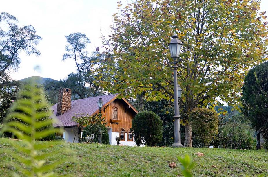 Inspirados na arquitetura alpina, os chalés de pousadas e lojas dão um charme a Monte Verde, um dos principais destinos de serra do país