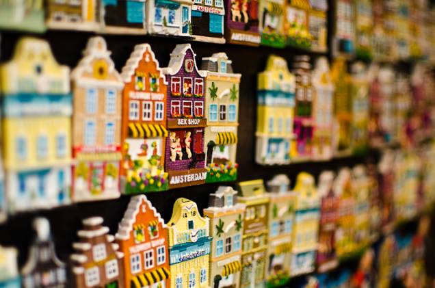 Ao andar por <a href="https://preprod.viagemeturismo.abril.com.br/cidades/amsterda-2/" target="_blank">Amsterdã</a>, a capital do país, é quase impossível deixar de reparar nas casinhas de arquitetura bem característica que decoram as margens do Rio Amstel. Afinal, não é à toa que elas são uma das lembrancinhas mais vistas pela cidade Ao andar por <a href="https://preprod.viagemeturismo.abril.com.br/cidades/amsterda-2/" target="_blank">Amsterdã</a>, a capital do país, é quase impossível deixar de reparar nas casinhas de arquitetura bem característica que decoram as margens do Rio Amstel. Afinal, não é à toa que elas são uma das lembrancinhas mais vistas pela cidade
