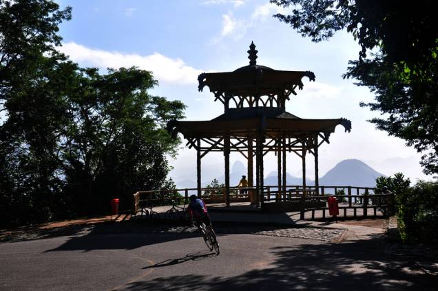 <strong>Floresta da Tijuca</strong><br />Depois de anos de desmatamento e plantações, principalmente de café, a área começou a ser reflorestada no século XIX, a mando de D. Pedro II, em 1861. Em 13 anos, a <a href="https://viajeaqui.abril.com.br/estabelecimentos/br-rj-rio-de-janeiro-atracao-parque-da-tijuca" rel="Floresta da Tijuca" target="_self">Floresta da Tijuca</a> teve 100 mil mudas plantadas, com a coordenação do Major Gomes Archer, o primeiro administrador. O replantio foi feito com espécies majoritariamente do Ecossistema da Mata Atlântica. Mais tarde, e sob administração do Barão d’Escragnolle, foram introduzidas mais 30 mil mudas e ele transformou o lugar numa grande área de lazer — com um parque para o público, pontes, fontes e um projeto de paisagismo do francês Augusto Glaziou. Muitas outras transformações e revitalizações aconteceram com o passar dos anos e alguns atrativos merecem ser visitados pelos turistas como a Vista Chinesa (foto), a Cascatinha, a Capela Mayrink, o Mirante Excelsior, o Barracão, a Gruta Paulo e Virgínia, o Lago das Fadas e o Açude da Solidão <strong>Floresta da Tijuca</strong><br />Depois de anos de desmatamento e plantações, principalmente de café, a área começou a ser reflorestada no século XIX, a mando de D. Pedro II, em 1861. Em 13 anos, a <a href="https://viajeaqui.abril.com.br/estabelecimentos/br-rj-rio-de-janeiro-atracao-parque-da-tijuca" rel="Floresta da Tijuca" target="_self">Floresta da Tijuca</a> teve 100 mil mudas plantadas, com a coordenação do Major Gomes Archer, o primeiro administrador. O replantio foi feito com espécies majoritariamente do Ecossistema da Mata Atlântica. Mais tarde, e sob administração do Barão d’Escragnolle, foram introduzidas mais 30 mil mudas e ele transformou o lugar numa grande área de lazer — com um parque para o público, pontes, fontes e um projeto de paisagismo do francês Augusto Glaziou. Muitas outras transformações e revitalizações aconteceram com o passar dos anos e alguns atrativos merecem ser visitados pelos turistas como a Vista Chinesa (foto), a Cascatinha, a Capela Mayrink, o Mirante Excelsior, o Barracão, a Gruta Paulo e Virgínia, o Lago das Fadas e o Açude da Solidão