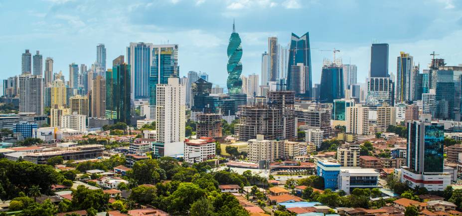 Os arranha-céus da Cidade do Panamá deixam a cidade com um ar modernoso irresistível, mas basta pisar no chão de pedra de bairros históricos, como o Casco Antiguo, para perceber que a cidade ainda mantém a sua identidade