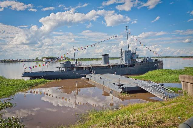 No Rio Paraguay é possível ver embarcações de todos os tipos - inclusive militares No Rio Paraguay é possível ver embarcações de todos os tipos - inclusive militares