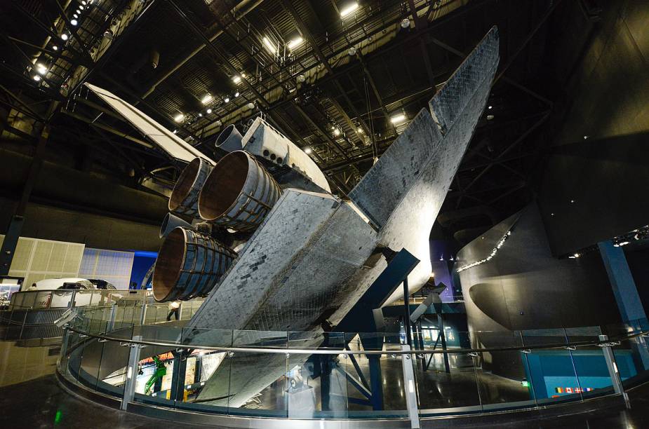 Vista da parte inferior do Atlantis, em exibição no pavilhão destinado ao ônibus espacial - uma das missões mais memoráveis da nave aposentada foi em maio de 2009, para consertar e fazer um upgrade no telescópio Hubble, em plena órbita da Terra