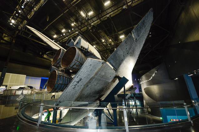 Vista da parte inferior do Atlantis, em exibição no pavilhão destinado ao ônibus espacial - uma das missões mais memoráveis da nave aposentada foi em maio de 2009, para consertar e fazer um upgrade no telescópio Hubble, em plena órbita da Terra Vista da parte inferior do Atlantis, em exibição no pavilhão destinado ao ônibus espacial - uma das missões mais memoráveis da nave aposentada foi em maio de 2009, para consertar e fazer um upgrade no telescópio Hubble, em plena órbita da Terra