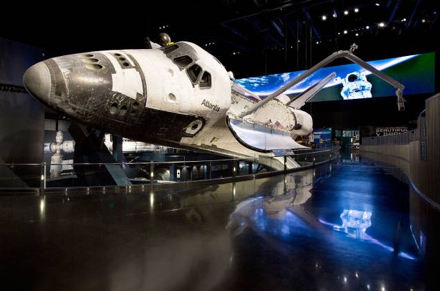 Uma das grandes atrações em exibição no Kennedy Space Center é o ônibus espacial Atlantis, que voou 200 milhões de quilômetros antes de se aposentar Uma das grandes atrações em exibição no Kennedy Space Center é o ônibus espacial Atlantis, que voou 200 milhões de quilômetros antes de se aposentar