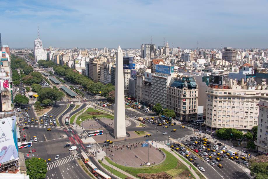 <strong>Avenida 9 de Julio, <a href="https://viajeaqui.abril.com.br/cidades/ar-buenos-aires" rel="Buenos Aires" target="_blank">Buenos Aires</a></strong>        Suas 18 faixas são responsáveis por fazer da 9 de Julio argentina a avenida mais larga do mundo, com 140 metros (mas, quando não se leva em consideração os canteiros centrais e os jardins, o Eixo Monumental, em <a href="https://viajeaqui.abril.com.br/cidades/br-df-brasilia" rel="Brasília" target="_blank">Brasília</a>, é maior). Além de suas proporções, esta passagem é famosa por comportar o Obelisco de Buenos Aires. O endereço também é o point cultural da capital