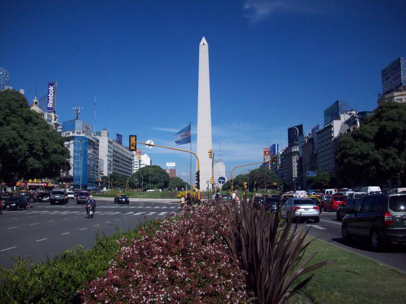 Um dos monumentos mais icônicos da capital da <a href="https://viajeaqui.abril.com.br/paises/argentina/" rel="Argentina" target="_blank">Argentina</a>, <a href="https://viajeaqui.abril.com.br/cidades/ar-buenos-aires" rel="Buenos Aires" target="_blank">Buenos Aires</a>, é o da avenida 9 de Julio - que tem esse nome em homenagem à data da independência do país Um dos monumentos mais icônicos da capital da <a href="https://viajeaqui.abril.com.br/paises/argentina/" rel="Argentina" target="_blank">Argentina</a>, <a href="https://viajeaqui.abril.com.br/cidades/ar-buenos-aires" rel="Buenos Aires" target="_blank">Buenos Aires</a>, é o da avenida 9 de Julio - que tem esse nome em homenagem à data da independência do país