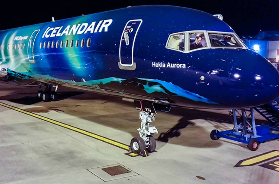 Avião da companhia aérea Icelandair reproduz aurora boreal