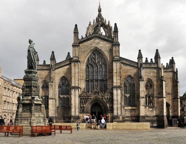 Em <a href="https://viajeaqui.abril.com.br/cidades/escocia-edimburgo" rel="Edimburgo" target="_blank">Edimburgo</a>, a St. Giles Cathedral fica entre o Palácio de Holyrood e o Castelo de Edimburgo na Royal Mile. Após um longo dia de passeio, aproveite o silêncio para descansar enquanto aprecia os vitrais que ilustram passagens bíblicas com belos formatos e cores