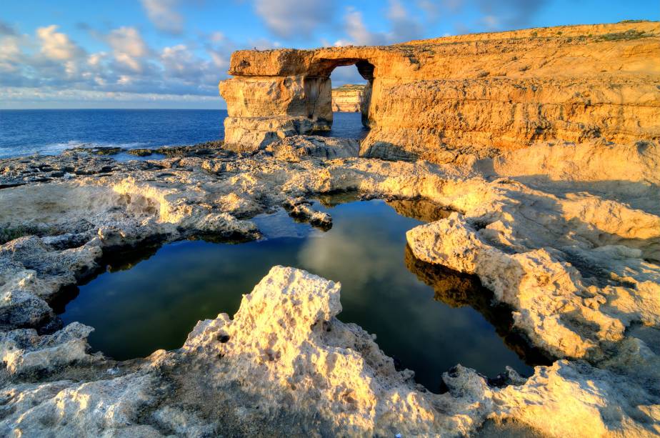 A rocha calcária conhecida como Azure Window, em Gozo, Malta, é uma das atrações turísticas naturais do arquipélago e serviu de cenário para a série de TV Game of Thrones A rocha calcária conhecida como Azure Window, em Gozo, Malta, é uma das atrações turísticas naturais do arquipélago e serviu de cenário para a série de TV Game of Thrones