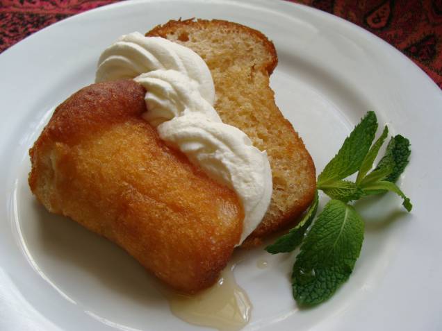 O <strong><em>Babà al rhun</em></strong> é um clássico napoletano, extremamente aerado, embebido em calda de rum e servido com chantilly (R$ 16). A chef <strong>Filomena Chiarella</strong> apresenta sua versão na cantina italiana <strong><a href="https://viajeaqui.abril.com.br/estabelecimentos/br-sp-sao-paulo-restaurante-buttina" rel="Buttina" target="_blank">Buttina</a></strong> para homenagear os 130 anos de imigração italiana O <strong><em>Babà al rhun</em></strong> é um clássico napoletano, extremamente aerado, embebido em calda de rum e servido com chantilly (R$ 16). A chef <strong>Filomena Chiarella</strong> apresenta sua versão na cantina italiana <strong><a href="https://viajeaqui.abril.com.br/estabelecimentos/br-sp-sao-paulo-restaurante-buttina" rel="Buttina" target="_blank">Buttina</a></strong> para homenagear os 130 anos de imigração italiana