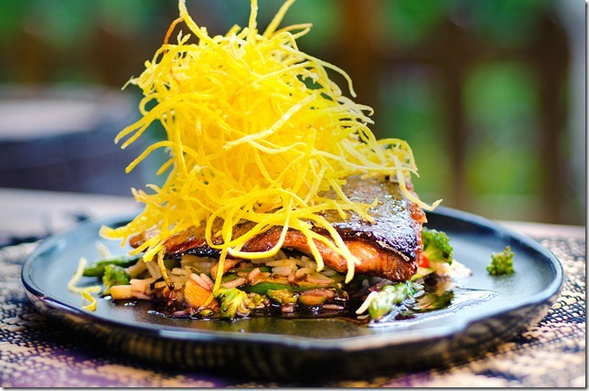 Truta salmonada com arroz basmati, aspargos e cogumelos ao molho de vinho do Porto com crisp de baroa do restaurante Babel, em Visconde de Mauá