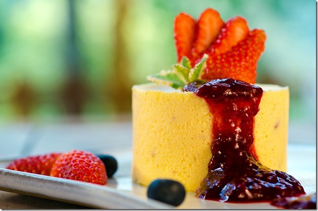 Semifredo de chocolate branco e pistache com coulis de frutas vermelhas do restaurante Babel, em Visconde de Mauá, Rio de Janeiro