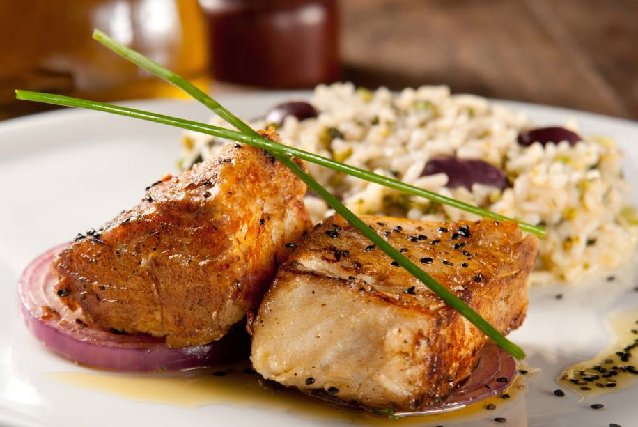 <a href="https://viajeaqui.abril.com.br/estabelecimentos/br-rj-rio-de-janeiro-restaurante-forneria-sao-sebastiao" rel="Forneria São Sebastião (Rio de Janeiro)"><strong>Forneria São Sebastião</strong></a><strong> (Rio de Janeiro)</strong><br /> <br /> A casa estrelada terá um menu variado na Semana Santa, a R$ 78 por pessoa. Será servido na entrada a <strong>Sorpresa di Verdure</strong>, uma trouxinha recheada com legumes. O prato principal é o <strong>bacalhau grelhado</strong> banhado no azeite com gergelim preto acompanhado de risoto de brócolis e azeitonas pretas <em>(foto)</em>. Para a sobremesa, a sugestão é o <strong>petit gateau de chocolate branco e limão siciliano</strong>, com massa de amêndoas e sorvete de framboesa <a href="https://viajeaqui.abril.com.br/estabelecimentos/br-rj-rio-de-janeiro-restaurante-forneria-sao-sebastiao" rel="Forneria São Sebastião (Rio de Janeiro)"><strong>Forneria São Sebastião</strong></a><strong> (Rio de Janeiro)</strong><br /> <br /> A casa estrelada terá um menu variado na Semana Santa, a R$ 78 por pessoa. Será servido na entrada a <strong>Sorpresa di Verdure</strong>, uma trouxinha recheada com legumes. O prato principal é o <strong>bacalhau grelhado</strong> banhado no azeite com gergelim preto acompanhado de risoto de brócolis e azeitonas pretas <em>(foto)</em>. Para a sobremesa, a sugestão é o <strong>petit gateau de chocolate branco e limão siciliano</strong>, com massa de amêndoas e sorvete de framboesa