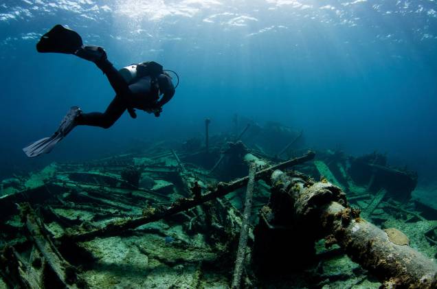 <a href="https://viajeaqui.abril.com.br/paises/bahamas" rel="Bahamas" target="_blank"><strong>Bahamas</strong></a>São mais de 700 ilhas e duas mil ilhotas em águas caribenhas onde o sol brilha o ano inteiro, que atraem turistas interessados em naufrágios e na fauna subaquática. O mar azul turquesa tem visibilidade de cerca de 70 metros. New Providence é um dos principais destinos para mergulho, localizada sobre cavernas, “blue holes”, e um abismo submarino. É lá onde acontece uma das principais atrações de Bahamas: mergulho e alimentação de tubarões. Outro ponto de visitação de mergulhadores é Grand Bahama, onde os turistas podem ter contato com tubarões e golfinhos, além de conhecer o navio THEO´s, naufragado artificialmente. Um destino não tão famoso como New Providence e Grand Bahama, é Bimini. Entre as atrações, estão recifes rasos e profundos, paredões e o navio norte-americano Sapona. Bimini é excelente para a prática de snorkelling. A temperatura média da água é de 24°C e a melhor época para visitar as Bahamas é entre os meses de abril e setembro, para evitar a da temporada dos furacões. A língua oficial das ilhas é o inglês e a moeda é o bahamian dólar. <a href="https://viajeaqui.abril.com.br/paises/bahamas" rel="Bahamas" target="_blank"><strong>Bahamas</strong></a>São mais de 700 ilhas e duas mil ilhotas em águas caribenhas onde o sol brilha o ano inteiro, que atraem turistas interessados em naufrágios e na fauna subaquática. O mar azul turquesa tem visibilidade de cerca de 70 metros. New Providence é um dos principais destinos para mergulho, localizada sobre cavernas, “blue holes”, e um abismo submarino. É lá onde acontece uma das principais atrações de Bahamas: mergulho e alimentação de tubarões. Outro ponto de visitação de mergulhadores é Grand Bahama, onde os turistas podem ter contato com tubarões e golfinhos, além de conhecer o navio THEO´s, naufragado artificialmente. Um destino não tão famoso como New Providence e Grand Bahama, é Bimini. Entre as atrações, estão recifes rasos e profundos, paredões e o navio norte-americano Sapona. Bimini é excelente para a prática de snorkelling. A temperatura média da água é de 24°C e a melhor época para visitar as Bahamas é entre os meses de abril e setembro, para evitar a da temporada dos furacões. A língua oficial das ilhas é o inglês e a moeda é o bahamian dólar.
