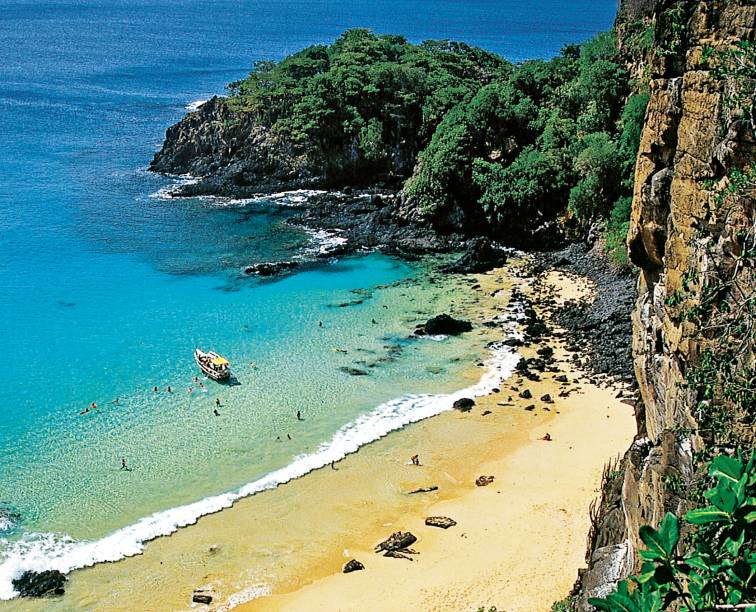 Fernando de Noronha detém algumas das praias mais bonitas do Brasil. Na <strong>Baía do Sancho</strong> (foto), águas cristalinas e falésias cobertas por vegetação formam uma das mais belas paisagens do litoral brasileiro Fernando de Noronha detém algumas das praias mais bonitas do Brasil. Na <strong>Baía do Sancho</strong> (foto), águas cristalinas e falésias cobertas por vegetação formam uma das mais belas paisagens do litoral brasileiro