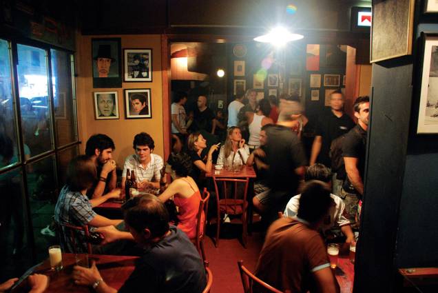 <strong>Bar Ossip</strong><br /><br />Reduto da boemia porto-alegrense. Sua calçada abarrota de gente já nas primeiras horas da noite <strong>Bar Ossip</strong><br /><br />Reduto da boemia porto-alegrense. Sua calçada abarrota de gente já nas primeiras horas da noite
