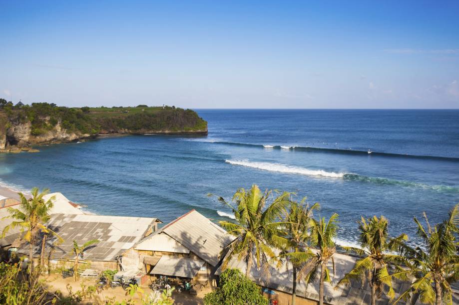 <strong>Balangan Beach, Kuta, <a href="https://viajeaqui.abril.com.br/paises/indonesia" rel="Indonésia" target="_self">Indonésia</a></strong>O acesso até a praia é feito por uma escadaria de pedra, o que já dá um bom vislumbre do que o visitante encontrará pela frente. O cenário é uma boa pedida para quem deseja relaxar e apreciar o pôr do sol em silêncio. Para quem gosta de algo mais agitado, as ondas altas são ideais para surfistas<em><a href="https://www.booking.com/city/id/kuta.pt-br.html?aid=332455&label=viagemabril-praias-da-malasia-tailandia-indonesia-e-filipinas" rel="Veja preços de hotéis em Kuta no Booking.com" target="_blank">Veja preços de hotéis em Kuta no Booking.com</a></em>