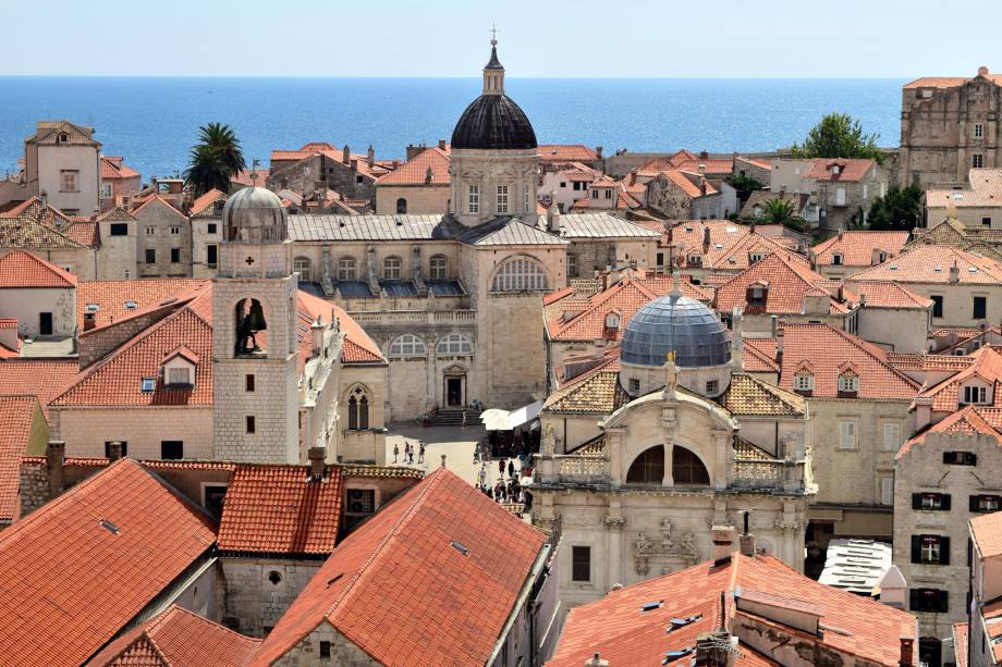 Do alto da muralha, é possível ver os telhados restaurados após a guerra dos anos 90 Do alto da muralha, é possível ver os telhados restaurados após a guerra dos anos 90