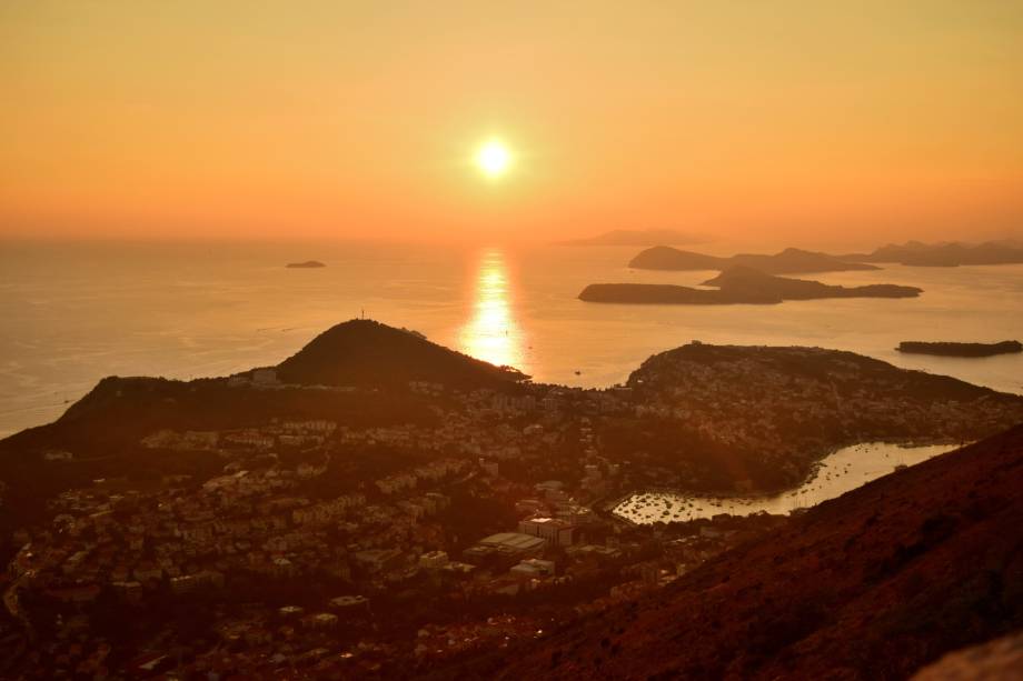 Vista do alto do Srdj, morro onde fica o Museu da Guerra Civil, ou Museu da Guerra de Independência. Ao fundo vê-se as Ilhas Elafite, Lopud entre elas