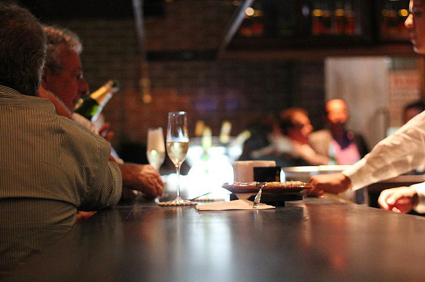 <a href="https://viajeaqui.abril.com.br/estabelecimentos/br-df-brasilia-restaurante-balcony-412" rel="Balcony 412 –Brasília: " target="_blank"><strong>Balcony 412 –Brasília: </strong></a> A carta de drinques com 45 sugestões agrada os clientes que sentam no imponente balcão de madeira que acomoda até 50 pessoas. <a href="https://viajeaqui.abril.com.br/estabelecimentos/br-df-brasilia-restaurante-balcony-412" rel="Balcony 412 –Brasília: " target="_blank"><strong>Balcony 412 –Brasília: </strong></a> A carta de drinques com 45 sugestões agrada os clientes que sentam no imponente balcão de madeira que acomoda até 50 pessoas.